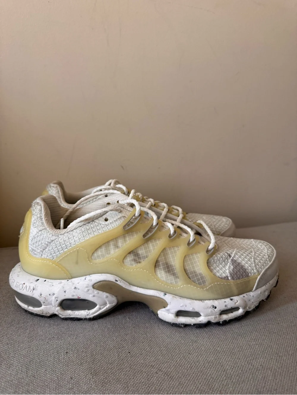 Nike Men White/Beige Mesh Low Top Lace-Up Sneaker Rubber Sole DN4590-101 size 9